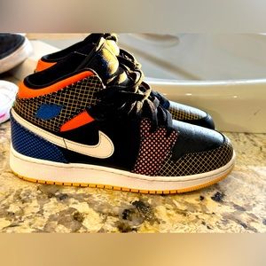 NIKE 2021 LeBron 18 GS 'Black Crimson Volt' Size 6Y